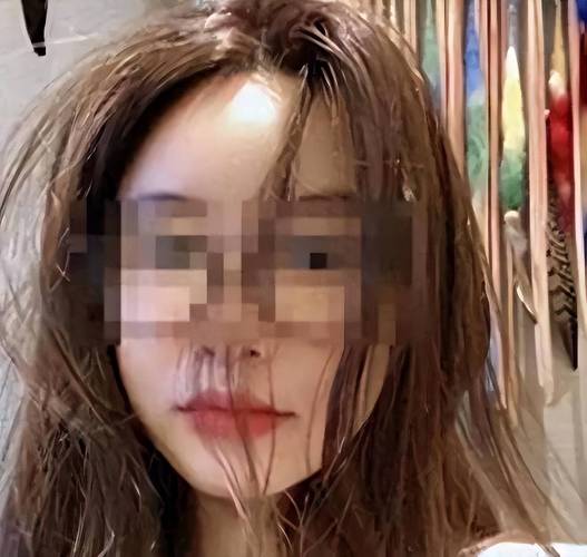 東莞出軌取證公司-這名女子出軌兒子的同學(xué)被捕，丈夫生氣想打妻子，但她被兒子保護著